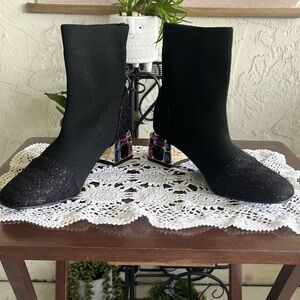 Size 7 1/2 unsure of the brand, they are very cute, black with gold/rhinestone